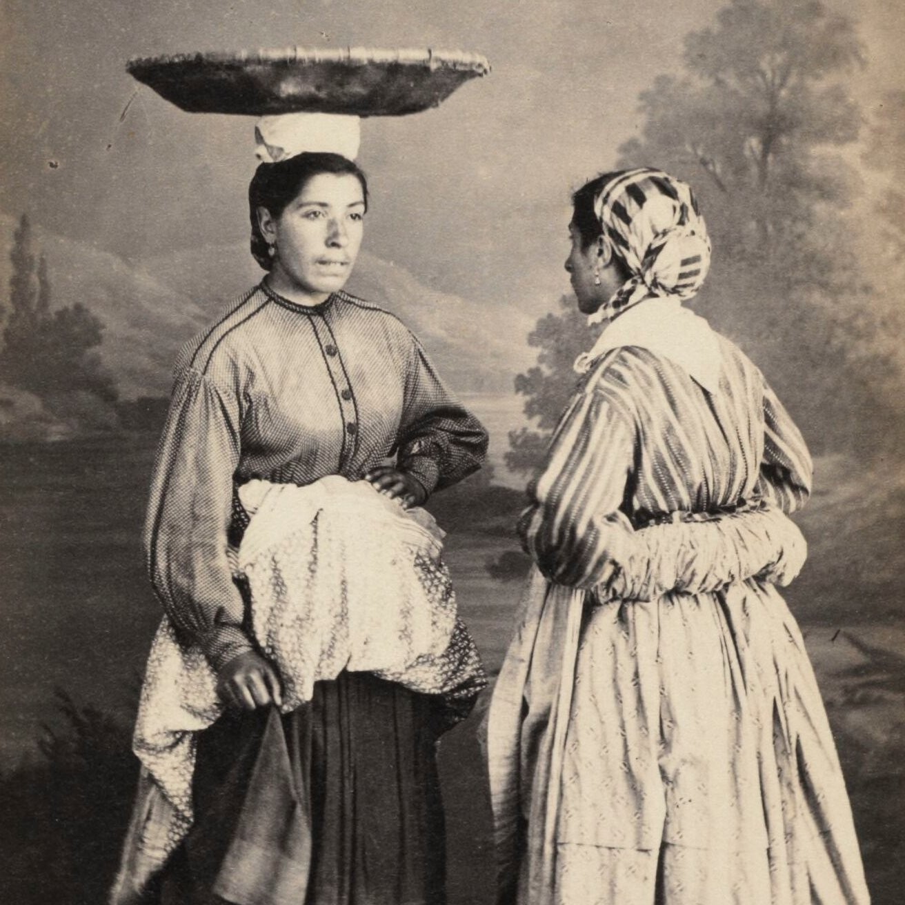 Portrait de femmes en costume traditionnel