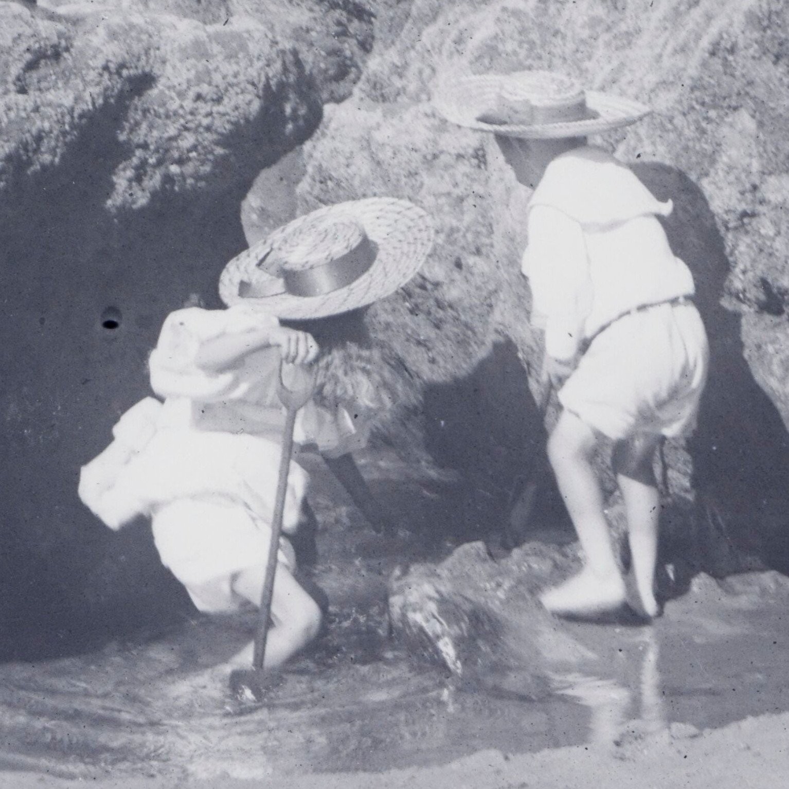 Enfants jouant dans les rochers, plage de Biarritz, 28 septembre 1897